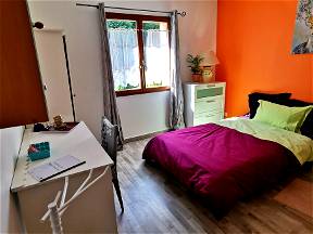 Single storey room with independent entrance for 1 person.