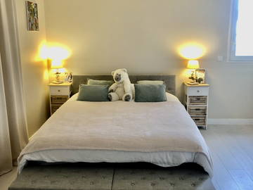Chambre douillette dans un grand appartement à 15 min de Paris.