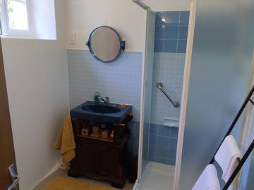 Chambre chez l'habitant à louer à Azerables - photo 5 : salle de bain-5