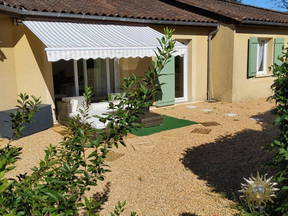 Habitación compartida en un entorno rural tranquilo.