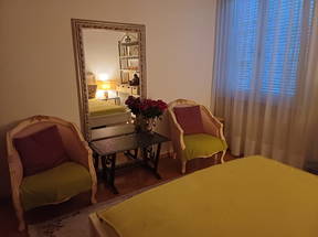 Komplett möbliertes Zimmer mit Waldblick
