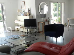 Chambre et salle d'eau privative dans maison moderne piscine