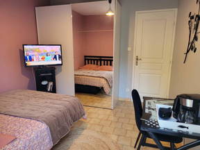 Chambre et salle de bain indépendants avec parking privé