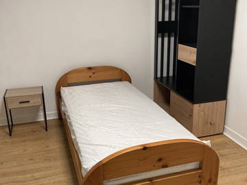 Chambre indépendante au rez-de-chaussée dans une petite maison partagée