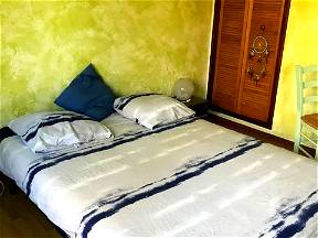 Dormitorio Independiente Con Cama Grande Y Espacio De Trabajo