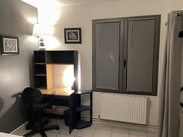 Chambre Indépendante Avec Grand Lit Et Espace De Travail