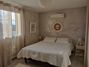 Bedroom 160 bed between Orange Avignon Marcoule