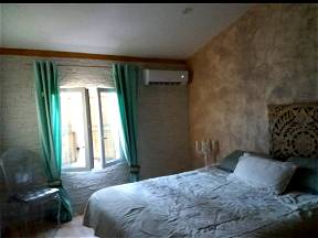180 bed room ideal for the Avignon festival 1/4 hour