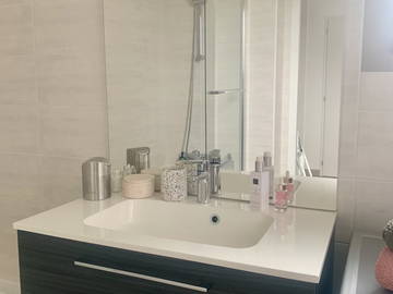 Homestay for rent in Ambilly - photo 9: Bathroom-9