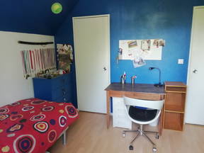 Habitación luminosa para estudiantes en casa con jardín.