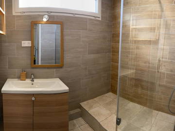 Shared housing for rent in Le Bourget - photo 5: Bathroom-5
