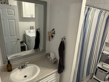 Homestay for rent in Montréal - photo 10: Bathroom-10