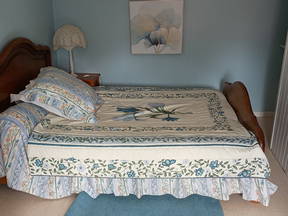 Habitación amueblada con cocina americana.