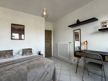 Roomlala | Chambre meublée en colocation à Gaillard – Proche tram Genèv