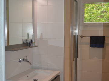 Chambre chez l'habitant à louer à Veyrier - photo 5 : salle de bain-5