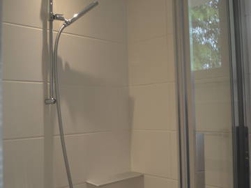 Chambre chez l'habitant à louer à Veyrier - photo 6 : salle de bain-6