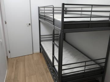 Roomlala | Chambre moyenne avec lits superposés, appartement récemment rénové, confortable