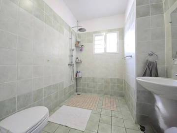 Chambre chez l'habitant à louer à Saint-Louis - photo 7 : salle de bain-7