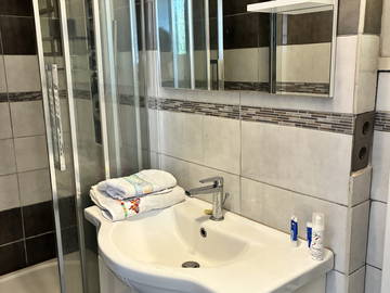 Chambre chez l'habitant à louer à Villeneuve-Loubet - photo 3 : salle de bain-3