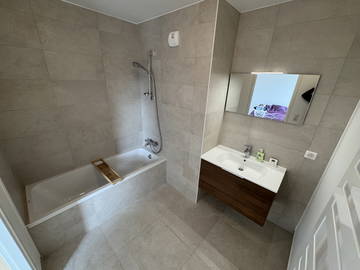 Chambre + Salle de Bain + Parking Privés