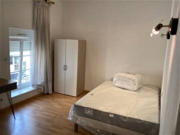 Roomlala | Chambre Salle De Bain Privative 5 Minute Gare De Longwy