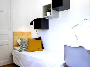 Roomlala | Chambre Simple Confortable Et Lumineuse à Gracia (RH17-R1)