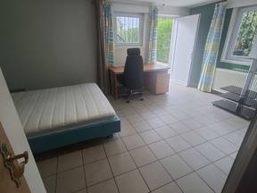 Habitación a nivel de jardín con baño privado.