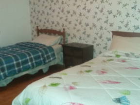 Dormitorio 2 con cama doble y 1 cama individual en Stanstead