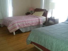 Dormitorio 1 con cama doble y 1 cama individual en Stanstead