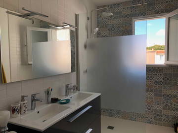 Shared housing for rent in Les Sables-D'olonne - photo 4 : Bathroom-4