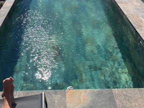 Se alquilan habitaciones en casa nueva amueblada con piscina y terraza.