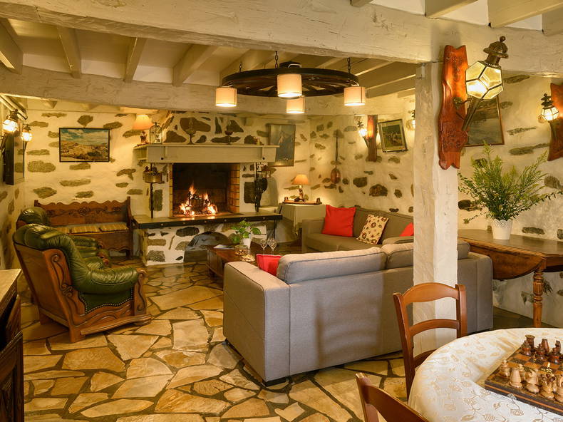 Bed And Breakfast Accous 65948-3