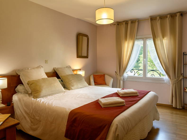 Bed And Breakfast Accous 65948-5