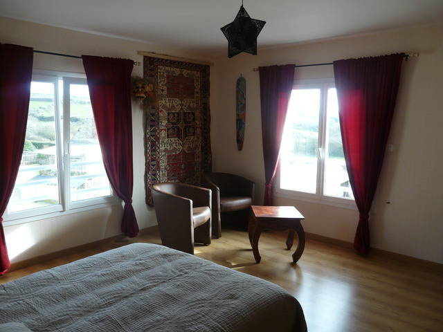 Habitaciones De Huéspedes Surtainville 8400-1