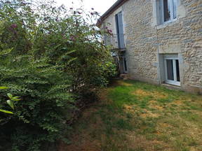 Se alquilan habitaciones amuebladas en una gran casa antigua.
