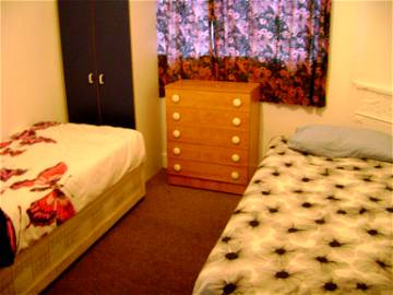 Roomlala | Charming Twin Room Share Opposite Victor
