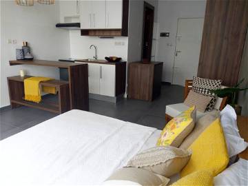 Roomlala | Chic Furnished Studio Abidjan Center