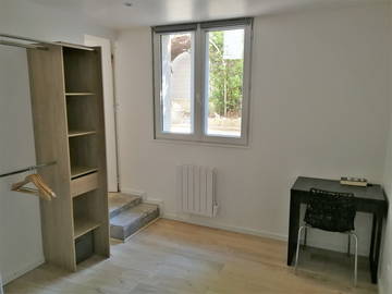 Roomlala | Cichy pokój w mieszkaniu dzielonym dla dziewczyn w Nanterre