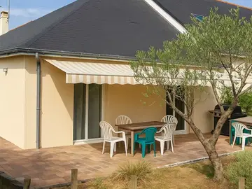 Homestay for rent in Denée - photo 1 : Garden-1