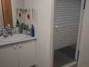 Chambre chez l'habitant à louer à Calvisson - photo 3 : salle de bain-3
