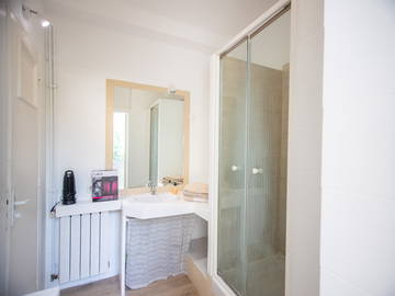 Shared accommodation à louer à Marseille - bathroom-8