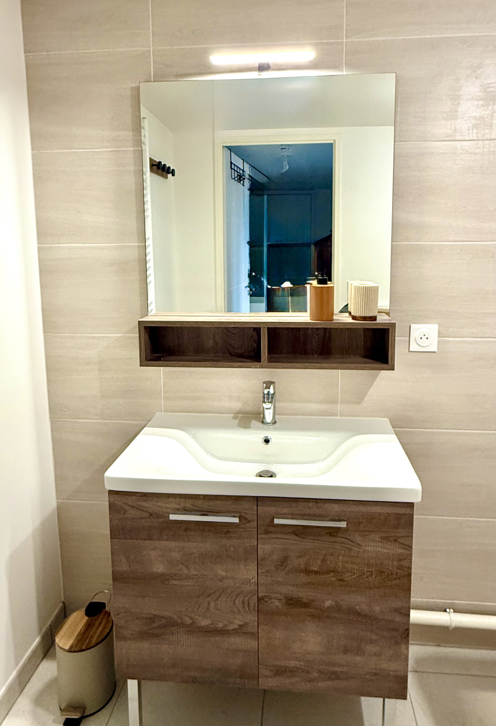 Entire Home Romainville 586385