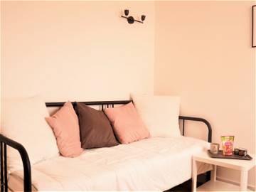 Roomlala | Comfortable Shared Apartment Between 2 Stations 35 Minutes From Paris