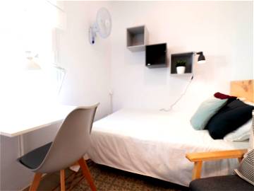 Roomlala | Comoda Habitación Con Cama Doble En Gracia (RH16-R5)