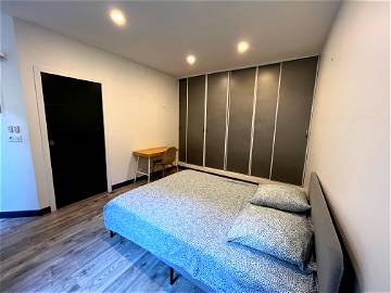Roomlala | Compañero De Cuarto Moderno Y Confortable Privas