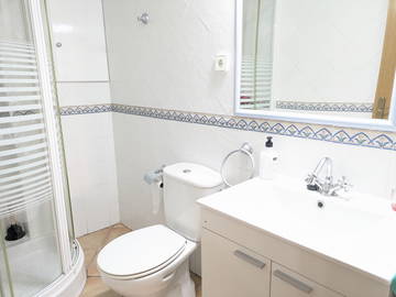 Chambre chez l'habitant à louer à Benidorm - photo 3 : salle de bain-3