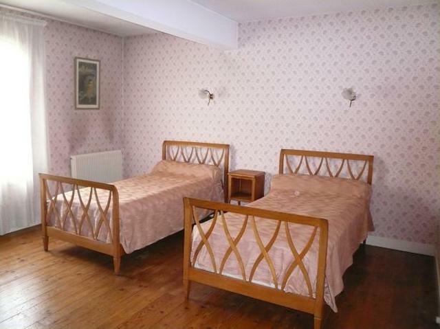 Entire Home Saint-Magne-de-Castillon 49232