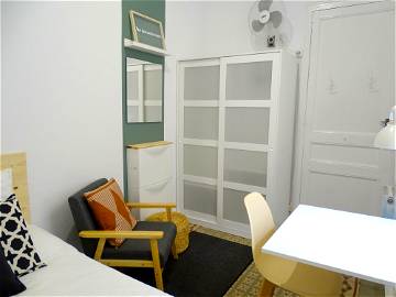 Roomlala | Cozy Double Bed Room In Gracia (RH18-r9)