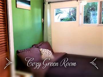 Roomlala | Cozy Green Room
