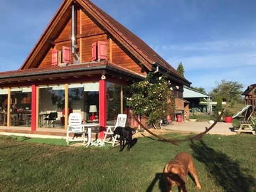 Roomlala | DEJLIGT SOVEVÆRELSE I MODERNE TRÆCHALET